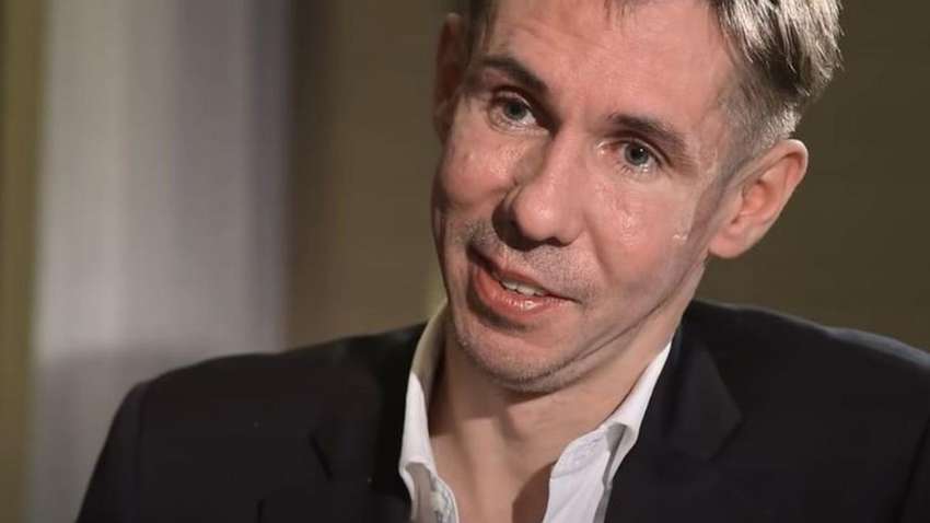 Російський актор похизувався американським паспортом на тлі прапора України (ФОТО)