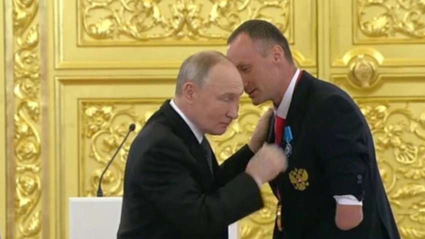 Пловец-предатель получил награду из рук Путина Пловец-предатель получил награду из рук Путина