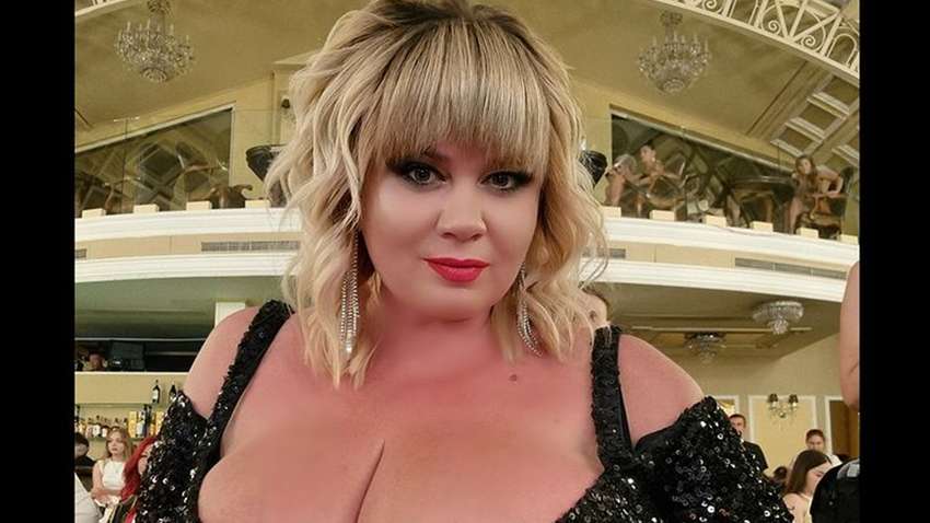 Українка з найбільшими грудьми похвалилася на публіці відвертим вбранням