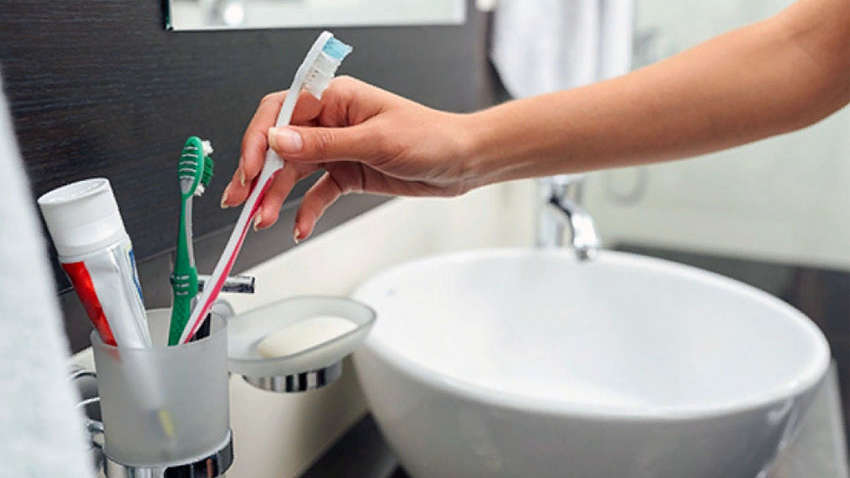 Почему зубную щетку не стоит хранить в ванной комнате Почему зубную щетку не стоит хранить в ванной комнате