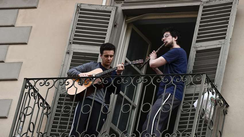 Песня слышна на всю улицу: захватывающее видео о том, как итальянцы проводят карантин из-за коронавируса