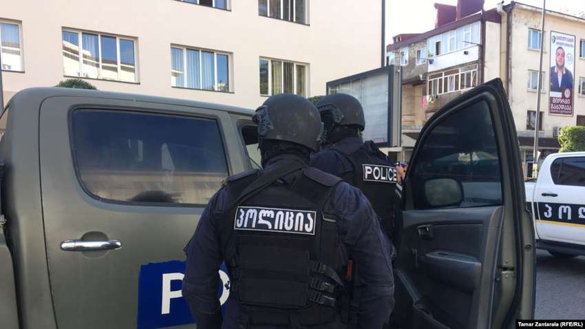 В Грузии произошел захват заложников: злоумышленник озвучил свои требования В Грузии произошел захват заложников: злоумышленник озвучил свои требования