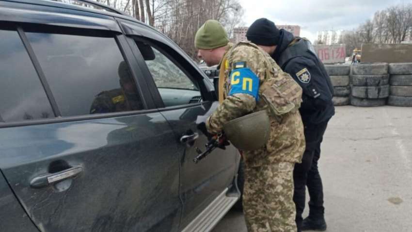 У ТЦК відреагували на випадки, коли водіїв забирають з автівок у військкомати У ТЦК відреагували на випадки, коли водіїв забирають з автівок у військкомати