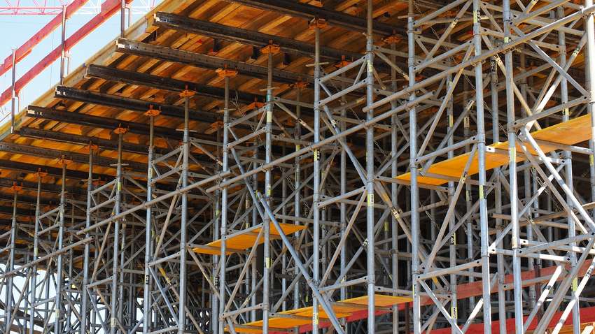 Пострадали президентские машины: напротив Госдумы РФ рухнули строительные леса (ФОТО)