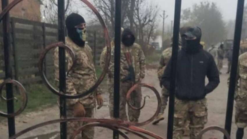 Озброєні військові заблокували держгосп на Житомирщині – проти місцевих застосовували газ та погрожували Озброєні військові заблокували держгосп на Житомирщині – проти місцевих застосовували газ та погрожували