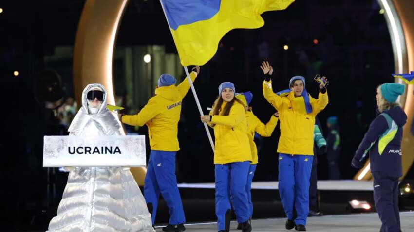 Росіянка несла табличку "Україна" на відкритті Олімпіади перед українськими спортсменами (ФОТО)