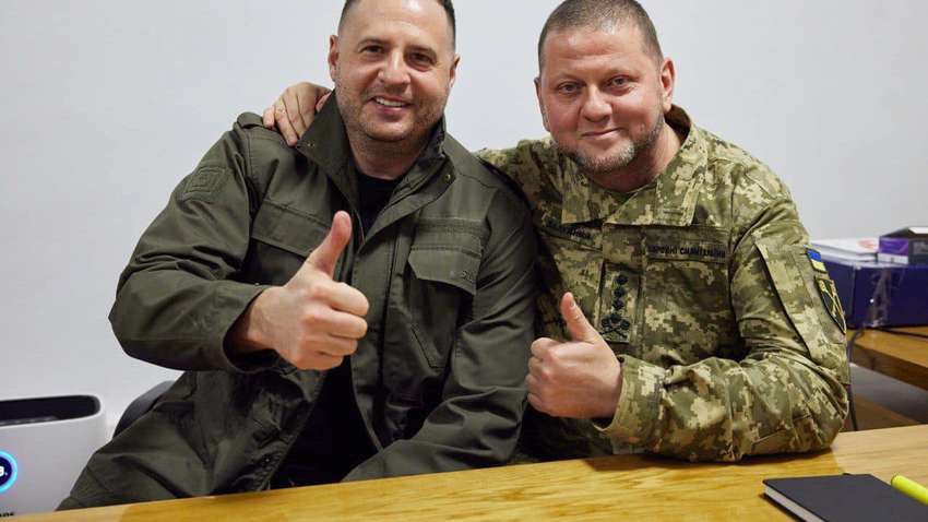 Політолог: Тільки відставка голови Офісу президента може згладити негатив від звільнення Залужного 