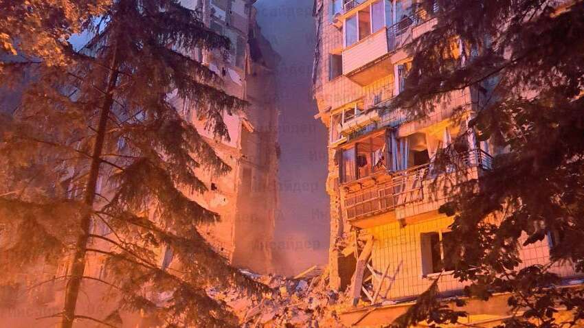 Жуткие кадры после атаки РФ по Киеву: разрушенные многоэтажки, много раненых Жуткие кадры после атаки РФ по Киеву: разрушенные многоэтажки, много раненых