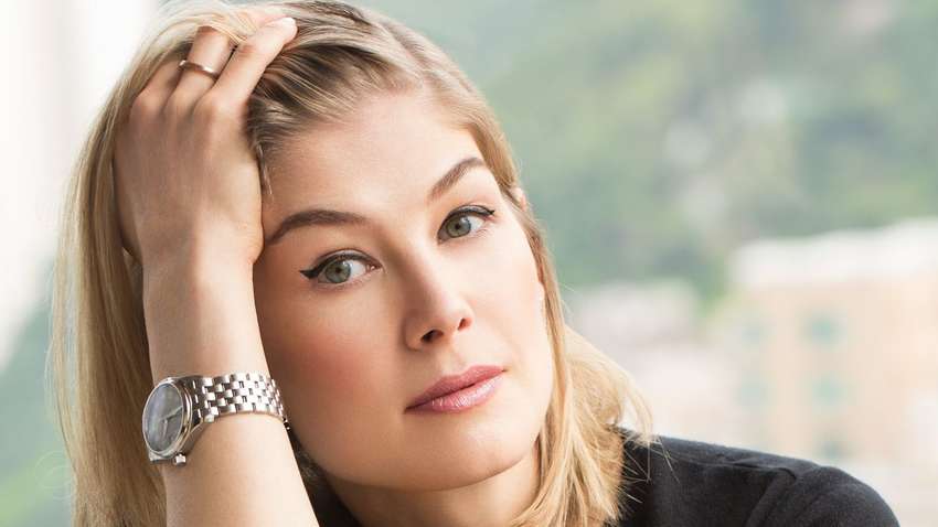 Известная актриса закапывает свои награды в саду: в чем причина