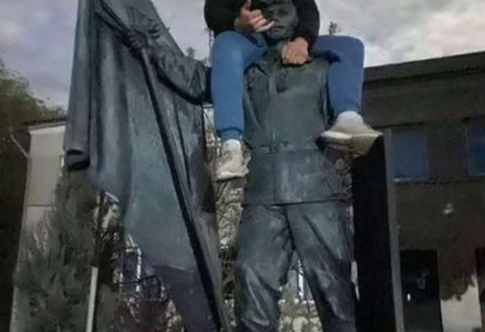 Скандал на Тернопільщині: зневажили памʼятник Герою Небесної Сотні