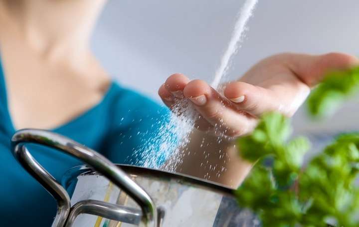 Рятуємо обід: 6 способів, які допоможуть виправити пересолений суп