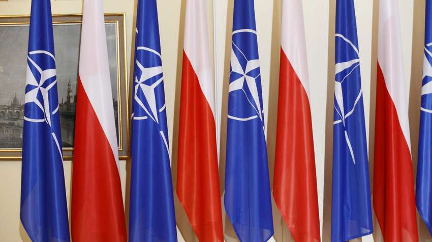 Польша хочет сбивать российские ракеты над Украиной: в НАТО сделали резкое предупреждение