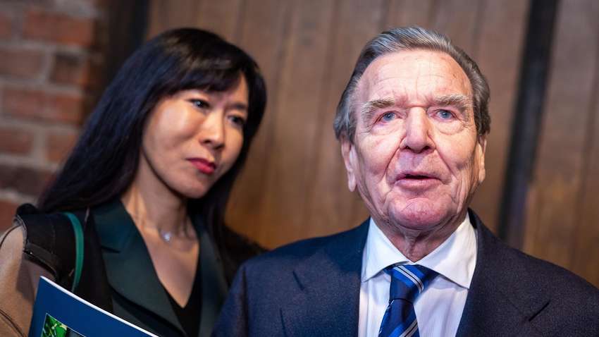 Жена немецкого эксканцлера призналась, что молилась во время его встречи с Путиным Жена немецкого эксканцлера призналась, что молилась во время его встречи с Путиным