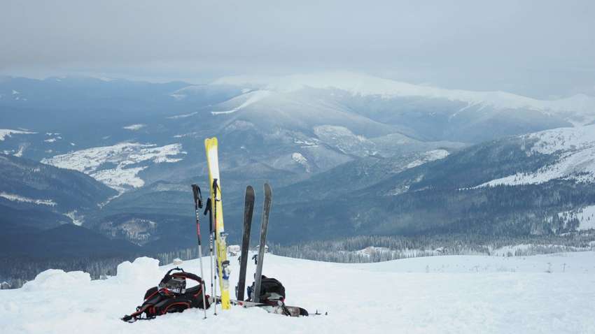 Дерева на трасі, ДТП і небезпека лавин: в Україні борються з наслідками негоди