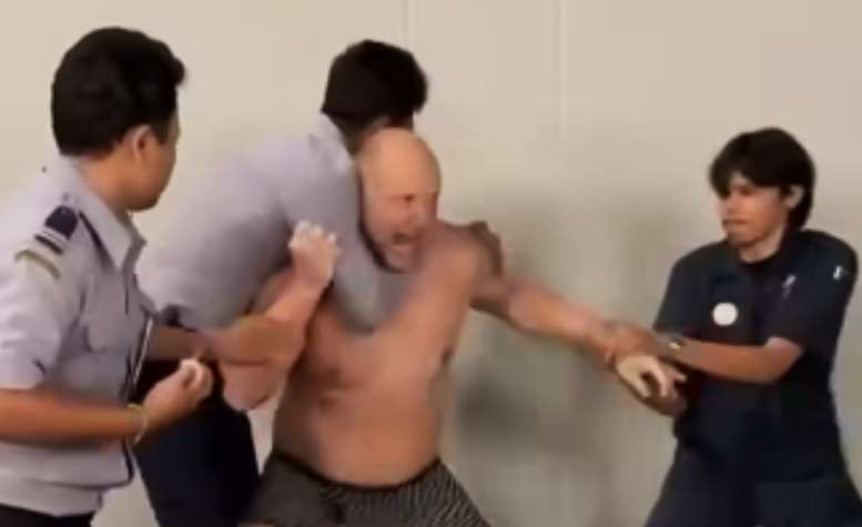 Скажений білоруський турист в одних трусах напав на поліцію в Таїланді