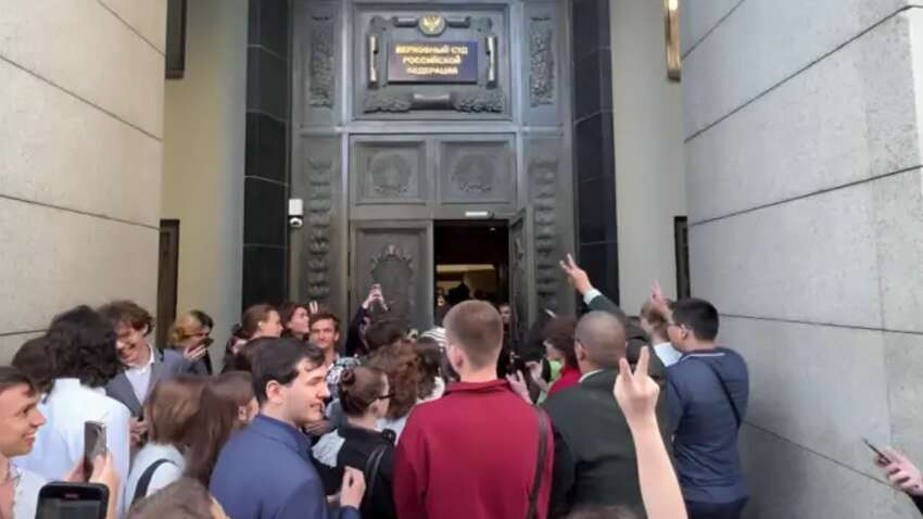 Редкое зрелище в Москве: сотни людей вышли на протест Редкое зрелище в Москве: сотни людей вышли на протест