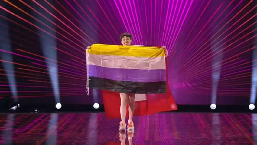 Nemo из Швейцарии с необычным флагом на Евровидение: что он означает Nemo из Швейцарии с необычным флагом на Евровидение: что он означает