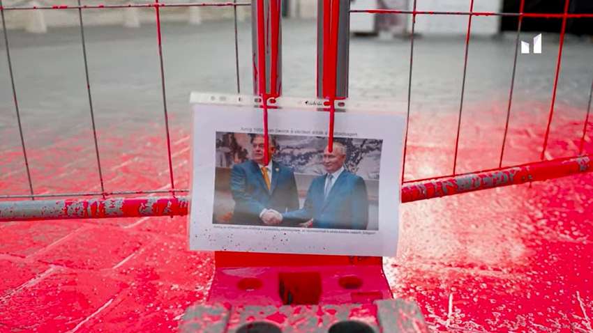 В Будапеште офис Орбана облили красной краской: при чем здесь Путин (ВИДЕО) В Будапеште офис Орбана облили красной краской: при чем здесь Путин (ВИДЕО)