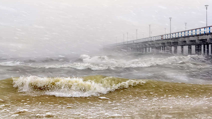 Волны до 2 м: на Черное и Азовское моря надвигается шторм Волны до 2 м: на Черное и Азовское моря надвигается шторм