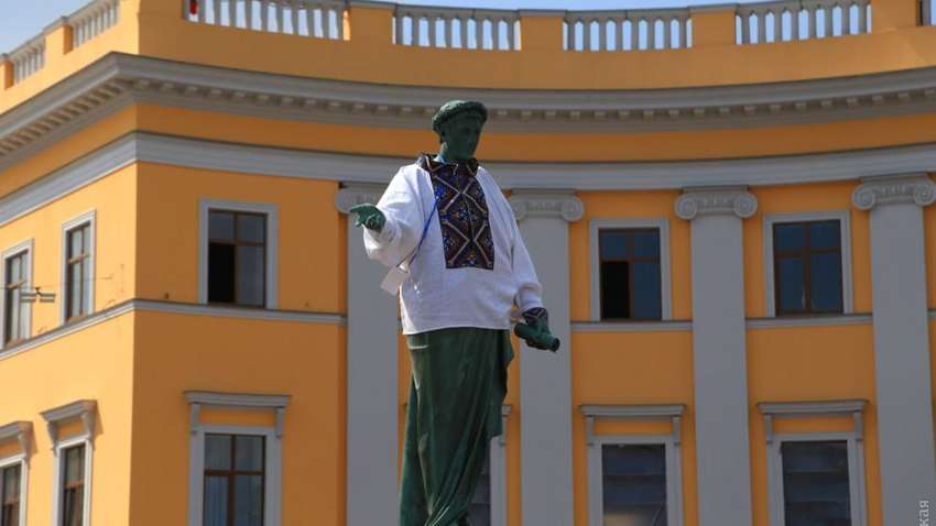 В Одессе памятник Дюку одели в вышиванку и создали "живую цепь" из 1,2 тыс. человек