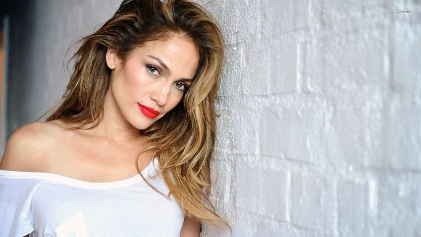 Дженніфер Лопес стала обличчям незвичайної колекції Versace