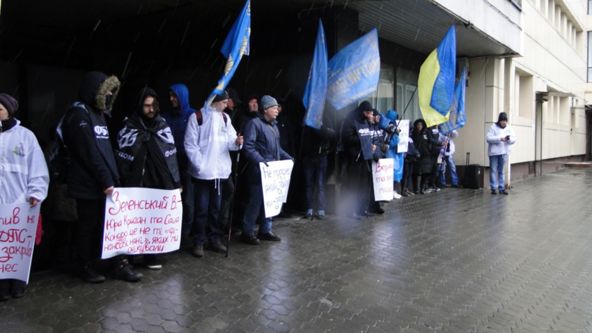 У мережі з'явилося відео псевдомітинга під будівлею податкової у Києві