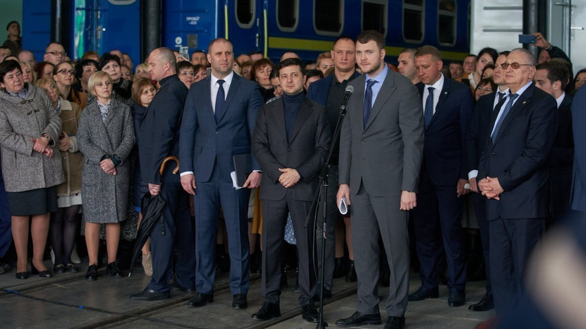 При остром дефиците локомотивов Криклий покупает грузовые вагоны 