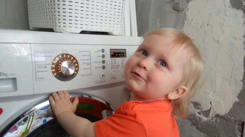 Устроил себе "домик": спасатели доставали ребенка из стиральной машинки