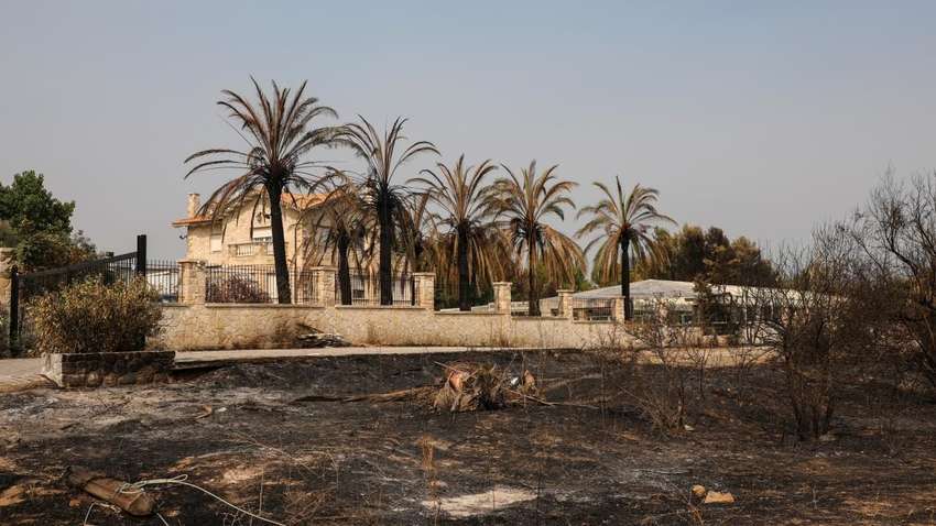 Эвакуируют десятки сёл: в Греции продолжают бушевать лесные пожары (ФОТО)