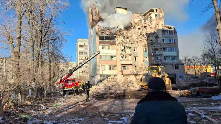 Возле дома в Тернополе мужчина ждет жену и детей: «Не верю, что живы»