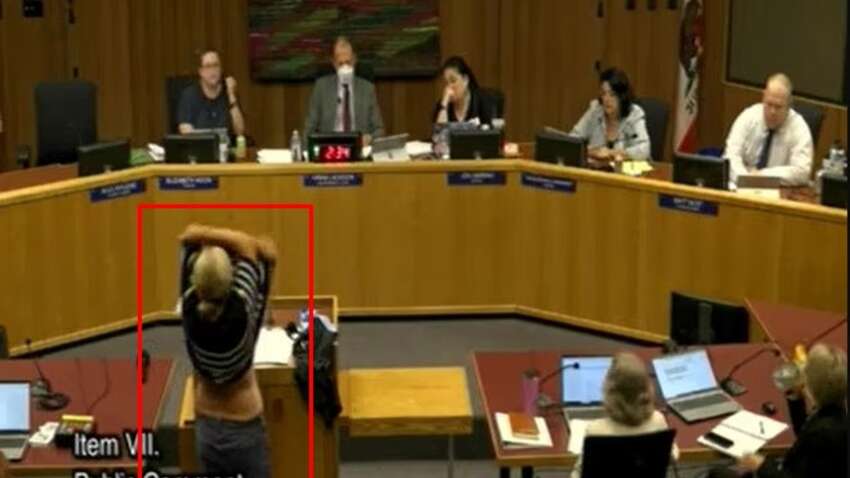 Жінка роздяглася на засіданні шкільної ради в знак протесту (ФОТО)