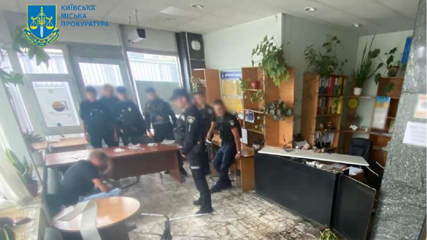 В Киеве мужчина разгромил приемную Минсоцполитики из-за женщины (ФОТО, ВИДЕО) В Киеве мужчина разгромил приемную Минсоцполитики из-за женщины (ФОТО, ВИДЕО)