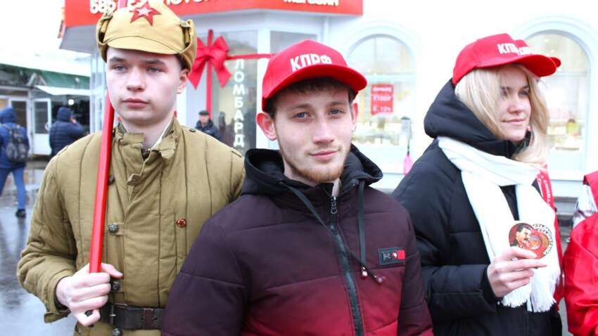 Не валентинки, а «сталинтинки»: в Луганске коммунисты заменили открытки ко Дню влюбленных портретами диктаторов