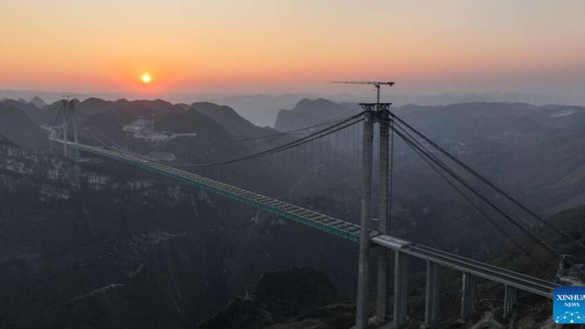 Китай готується відкрити найвищий міст у світі (ФОТО)