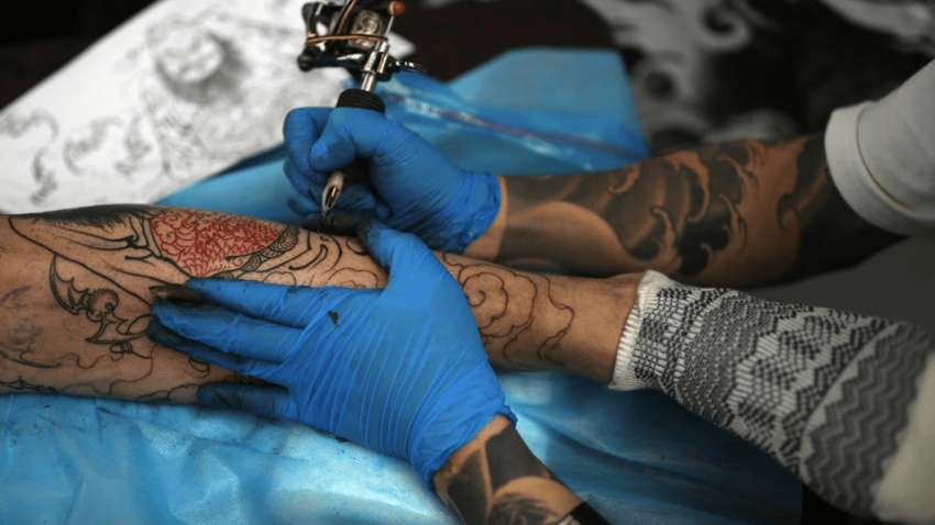 Навіть на язиці й очах: як весь забитий тату француз перелякав дітей і втратив роботу (ФОТО)