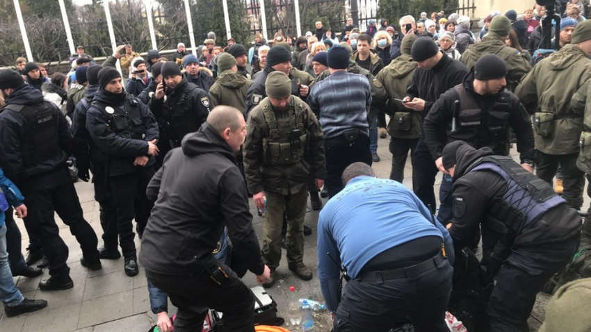 Под Офисом президента мужчина устроил самоподжог