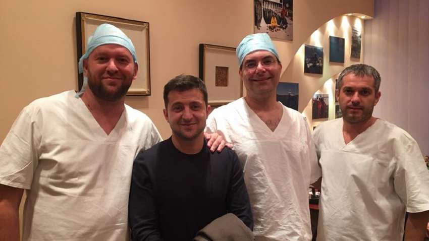 Зеленський в обнімку з лікарями без масок: що за фото гуляє Мережею Зеленський в обнімку з лікарями без масок: що за фото гуляє Мережею