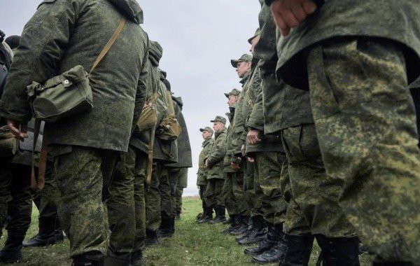 Снова не хватает людей: в РФ военкоматам разрешили мобилизовать мужчин с "бронью"