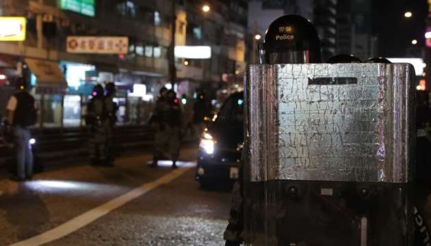 В Гонконге протестанты жгут баррикады, полиция применила слезоточивый газ