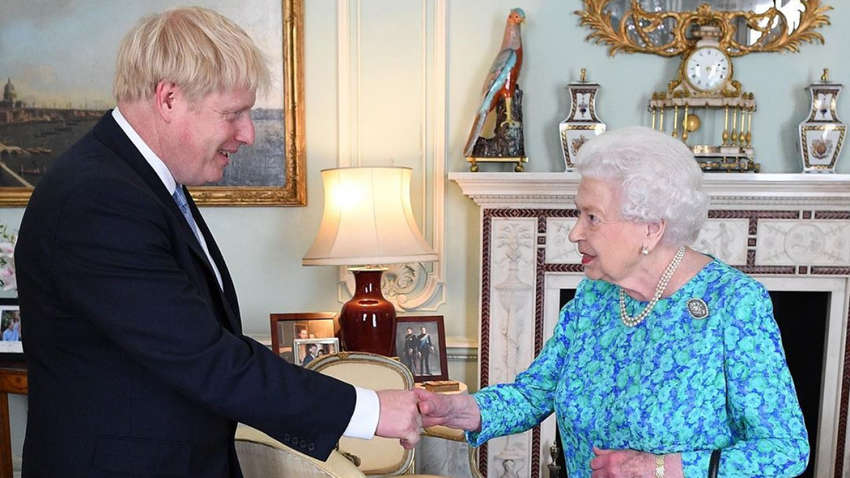 Джонсон "бросил вызов" Елизавете II в вопросе собственной отставки 