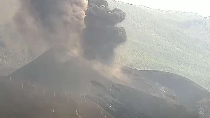 Виверження вулкана на Канарах триває після короткої паузи: лава знищила сотні будинків (ФОТО) Виверження вулкана на Канарах триває після короткої паузи: лава знищила сотні будинків (ФОТО)