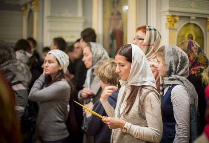 Чому у церкві не можна сидіти: духовне, історичне та символічне пояснення