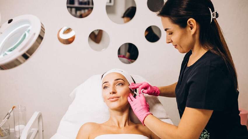 Лікарі назвали захворювання, які можна “підхопити” у салоні краси