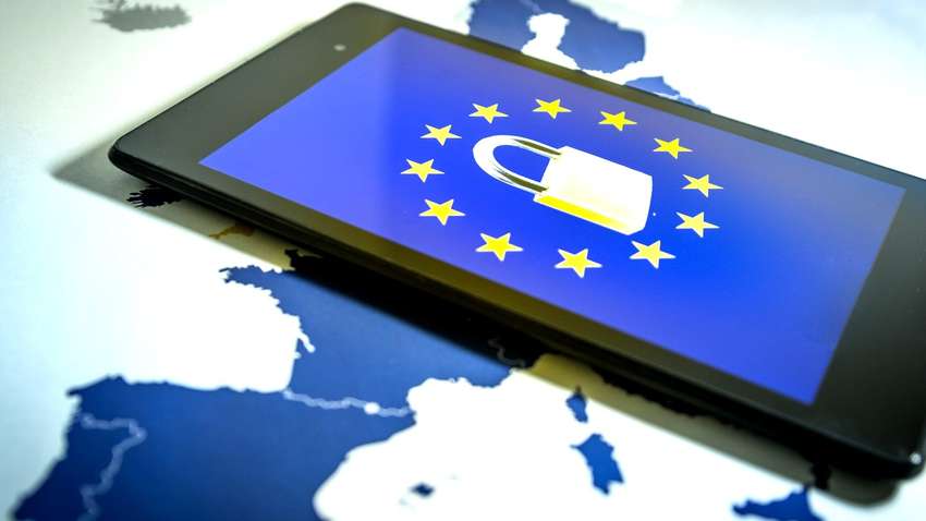 Суд зобов'язав бабусю видалити фотографії онуків з соціальних мереж