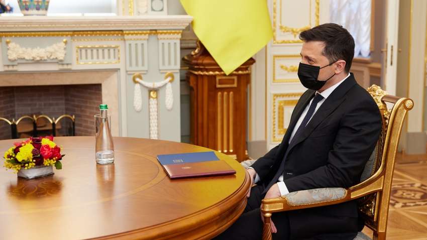 Зеленский: моя семья в Украине, а депутатам даю 24 часа, чтобы вернуться