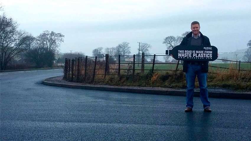 Крепкий и дешевый: как в Великобритании изготовляют асфальт из бутылок