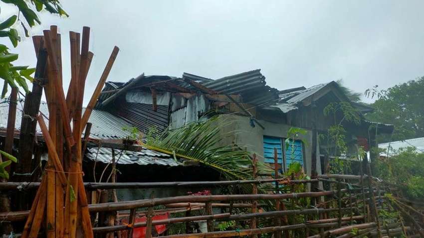 Філіппіни накрив потужний тайфун: стихія руйнує будинки (ВІДЕО)