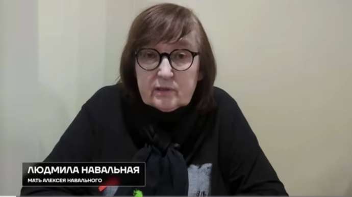 Матері Навального показали тіло сина, але одразу ж виставили вимогу Матері Навального показали тіло сина, але одразу ж виставили вимогу