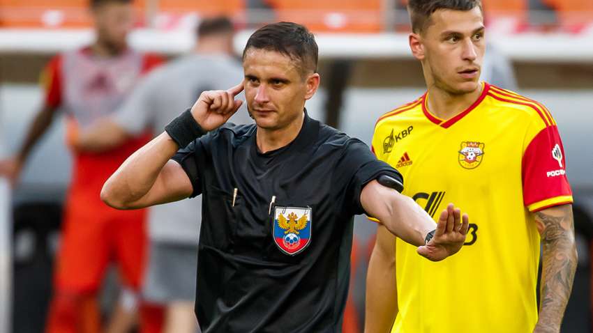 Футбольно-коронавірусний скандал в Росії: за що суддю відсторонили від роботи Футбольно-коронавірусний скандал в Росії: за що суддю відсторонили від роботи