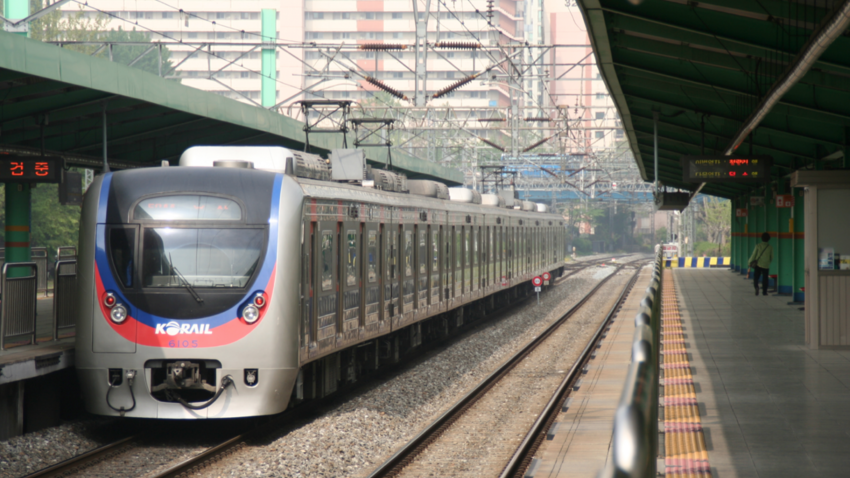 У Сеулі зійшов з рейок потяг з сотнями пасажирів